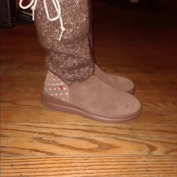 UGGS - Picture 4 of 6